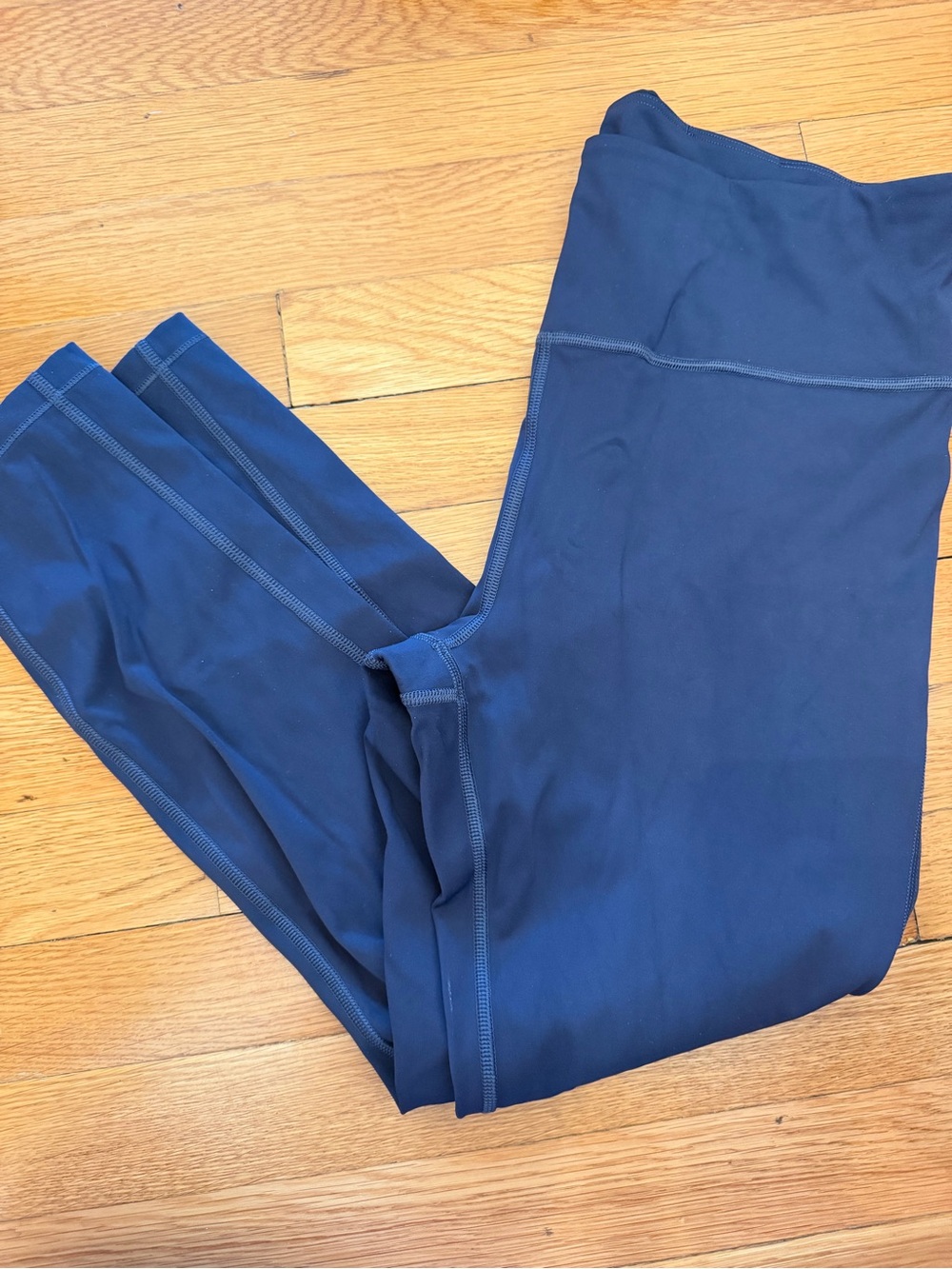 Like new Athleta navy Ultimate stash 7/8 tight
